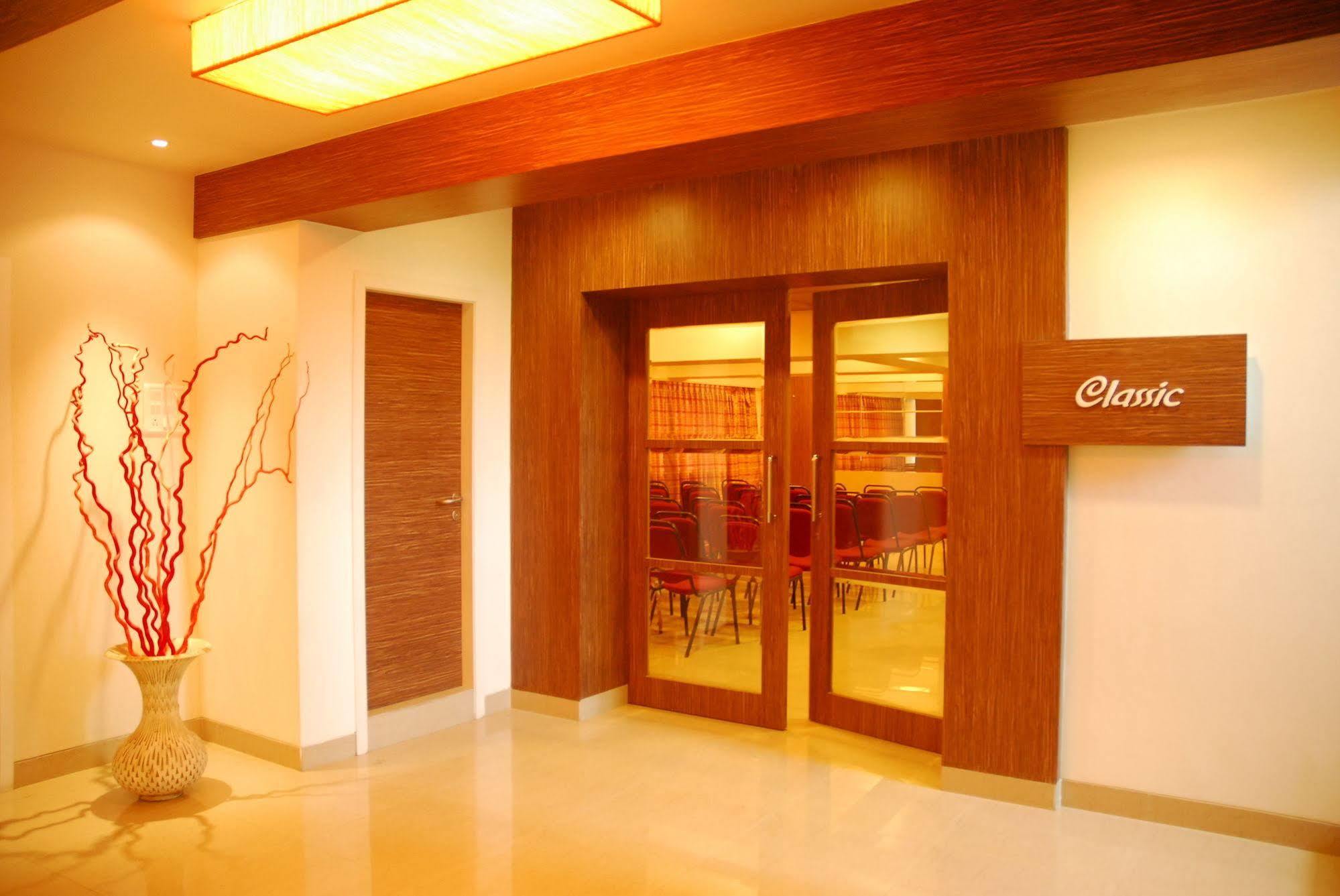 Hotel Mourya Residency Tháné Exteriér fotografie