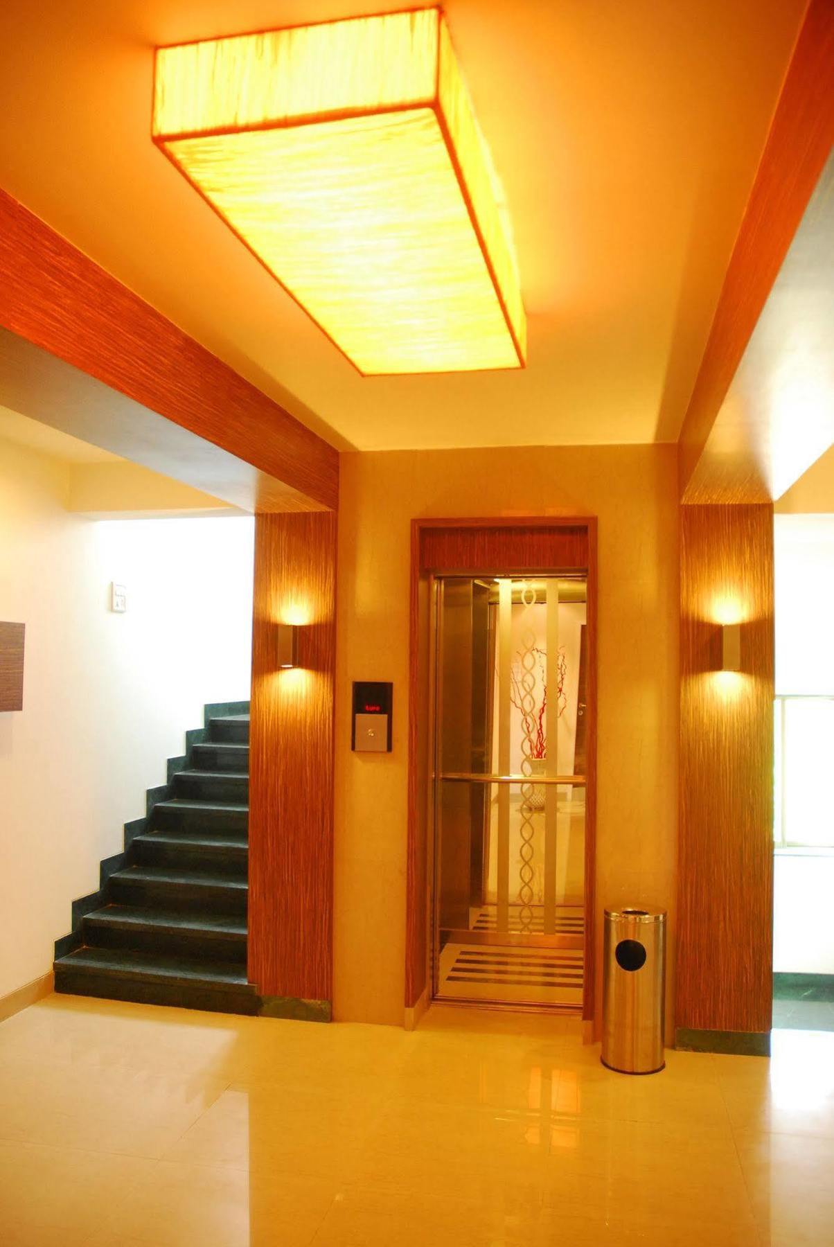 Hotel Mourya Residency Tháné Exteriér fotografie